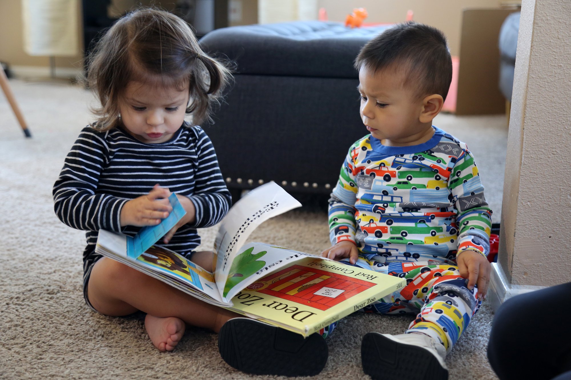 kids-reading-books-together